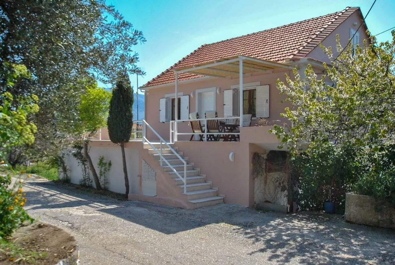 Apartamento La Nonna Efrosini Anomeriá 0*,  Grecia